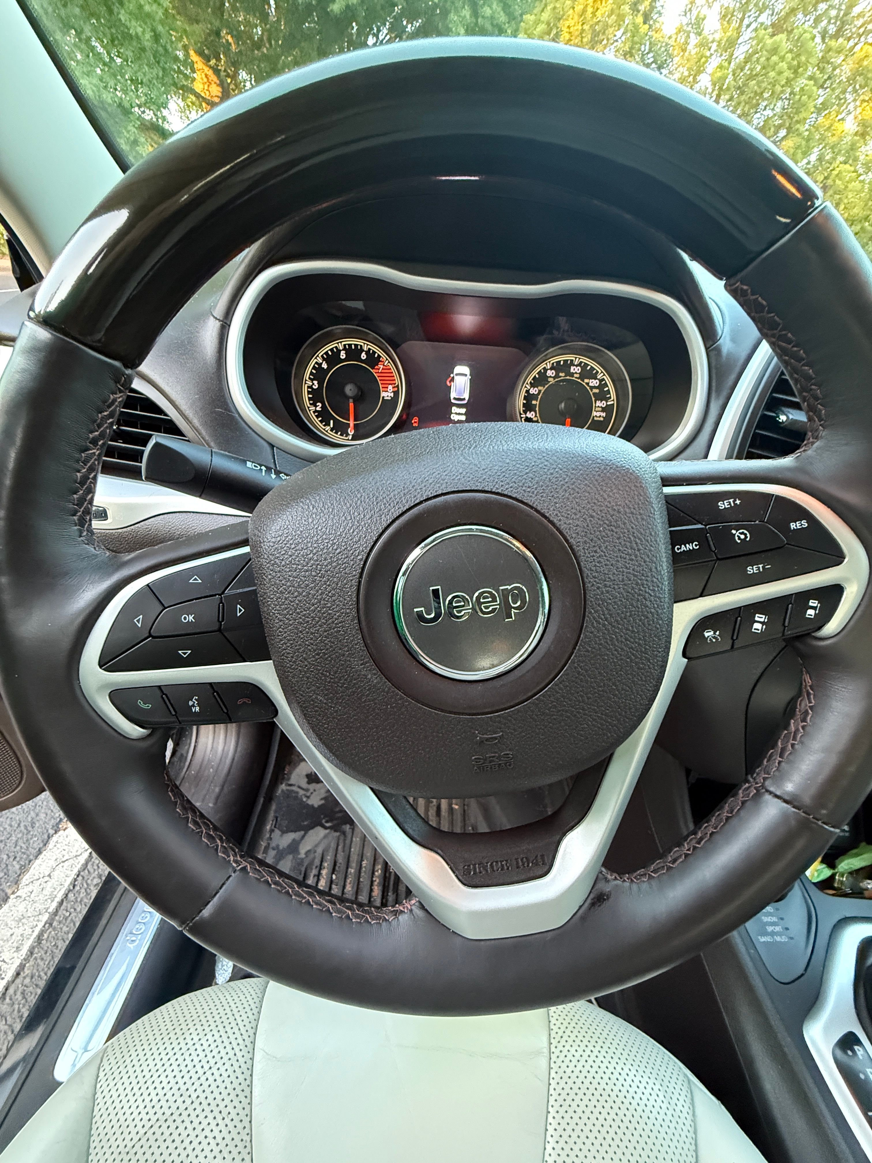 Used 2018 Jeep Cherokee Overland w/ Technology Group AWD/4WD image 14