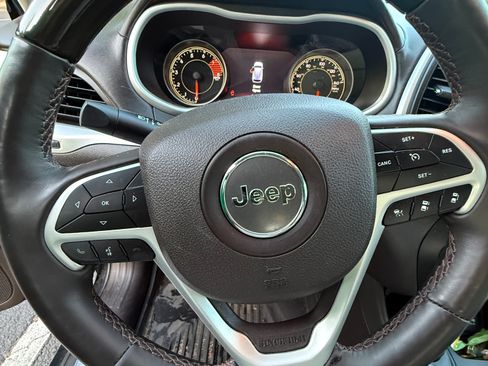 Used 2018 Jeep Cherokee Overland w/ Technology Group AWD/4WD image 14