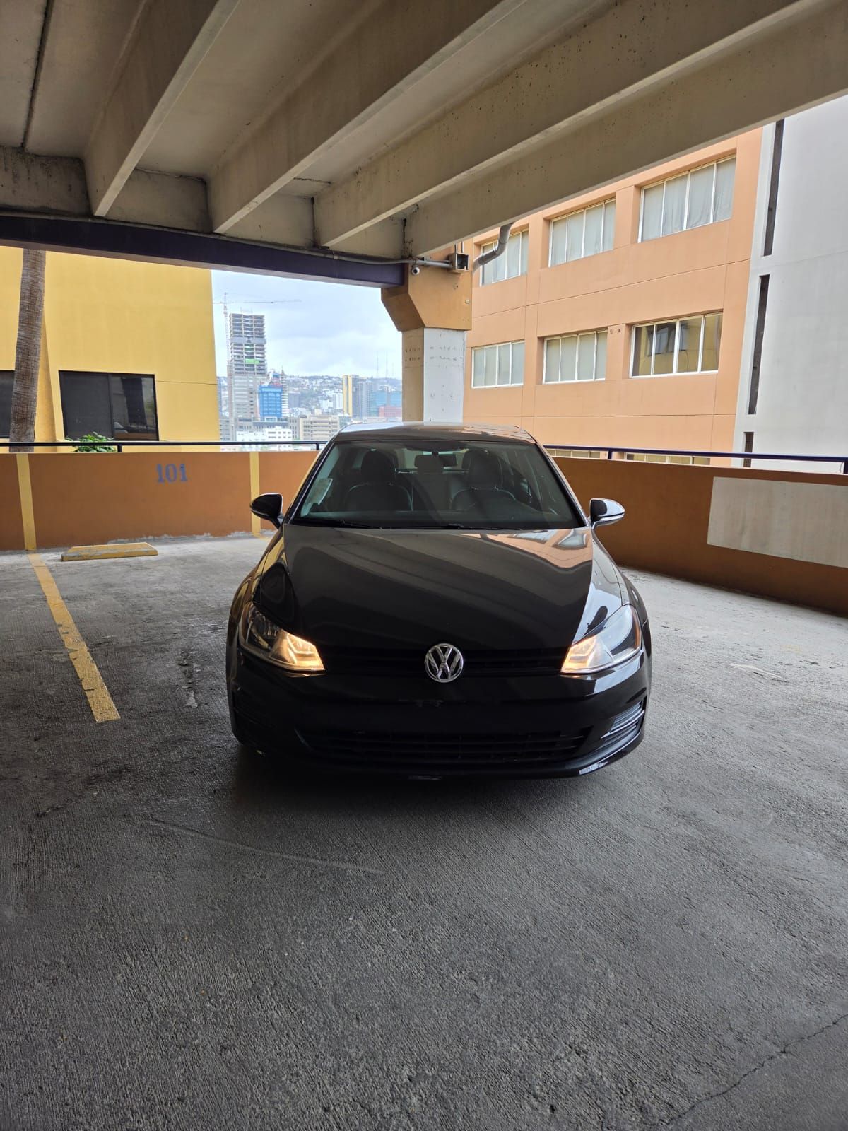 Used 2015 Volkswagen Golf S FWD image 4
