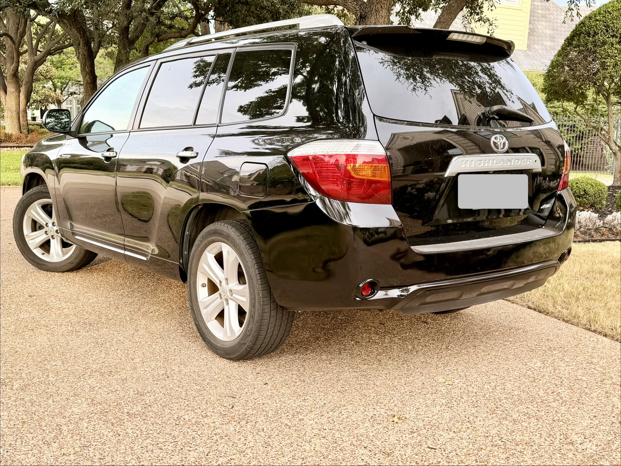 Used 2010 Toyota Highlander Limited w/ Extra Value Pkg 8 AWD/4WD image 2