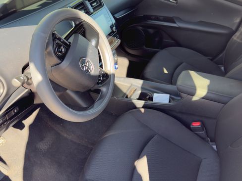 Used 2022 Toyota Prius L Eco image 9