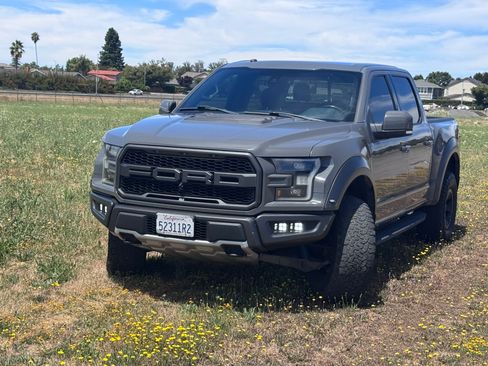 Used 2018 Ford F150 Raptor w/ Equipment Group 802A Luxury AWD/4WD image 2