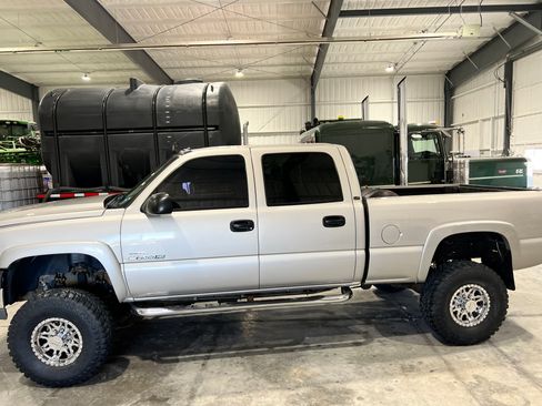 Used 2005 Chevrolet Silverado 2500 LT w/ Heavy-Duty Power Package image 4