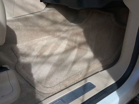 Used 2011 Chevrolet Avalanche LTZ image 11