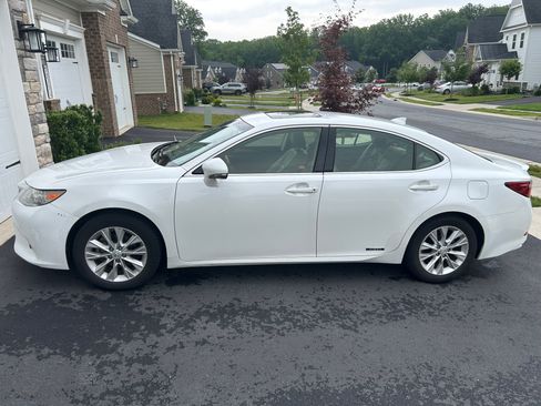 Used 2015 Lexus ES 300h w/ Navigation System Package FWD image 1