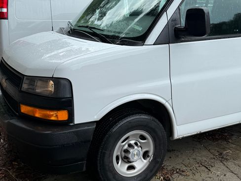 Used 2022 Chevrolet Express 2500 w/ Driver Convenience Package image 8