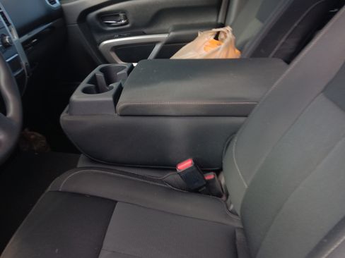 Used 2017 Nissan Titan SV image 9