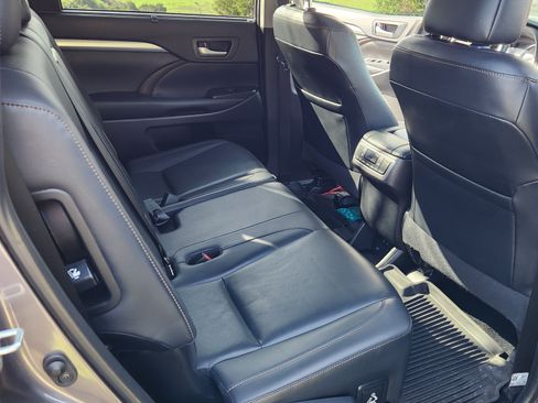 Used 2019 Toyota Highlander XLE image 11