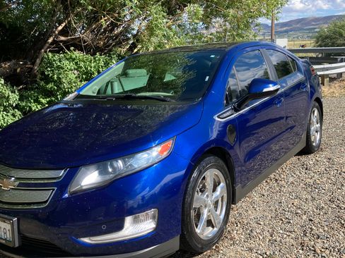 Used 2013 Chevrolet Volt Premium w/ Premium Trim Package FWD image 2