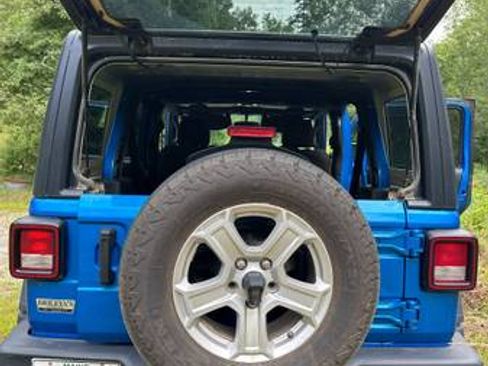 Used 2023 Jeep Wrangler Unlimited Sport AWD/4WD image 2