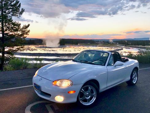 Used 2001 MAZDA MX-5 Miata RWD image 1