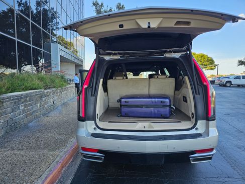 Used 2023 Cadillac Escalade ESV Premium Luxury image 8