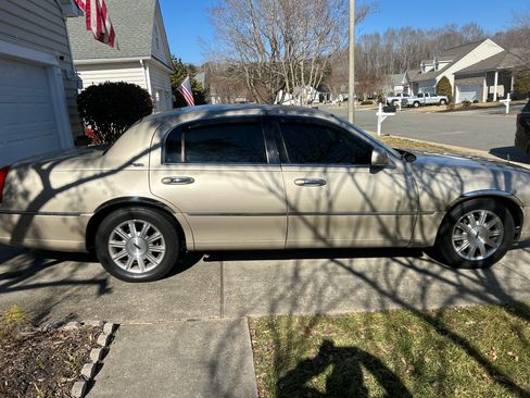 Used 2011 Lincoln Town Car Signature Limited image 10