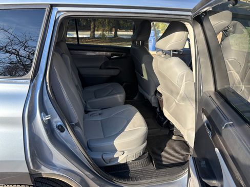 Used 2022 Toyota Highlander Limited image 12