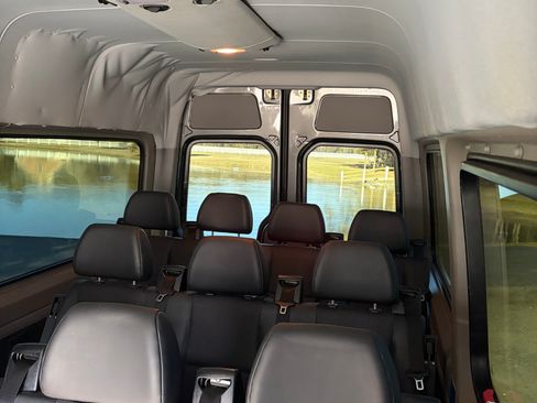 Used 2018 Mercedes-Benz Sprinter 2500 image 11