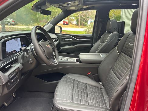 Used 2023 Cadillac Escalade V w/ LPO, ONYX Package image 16