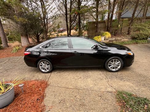 Used 2016 Toyota Camry SE image 2