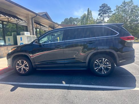 Used 2019 Toyota Highlander LE FWD image 5