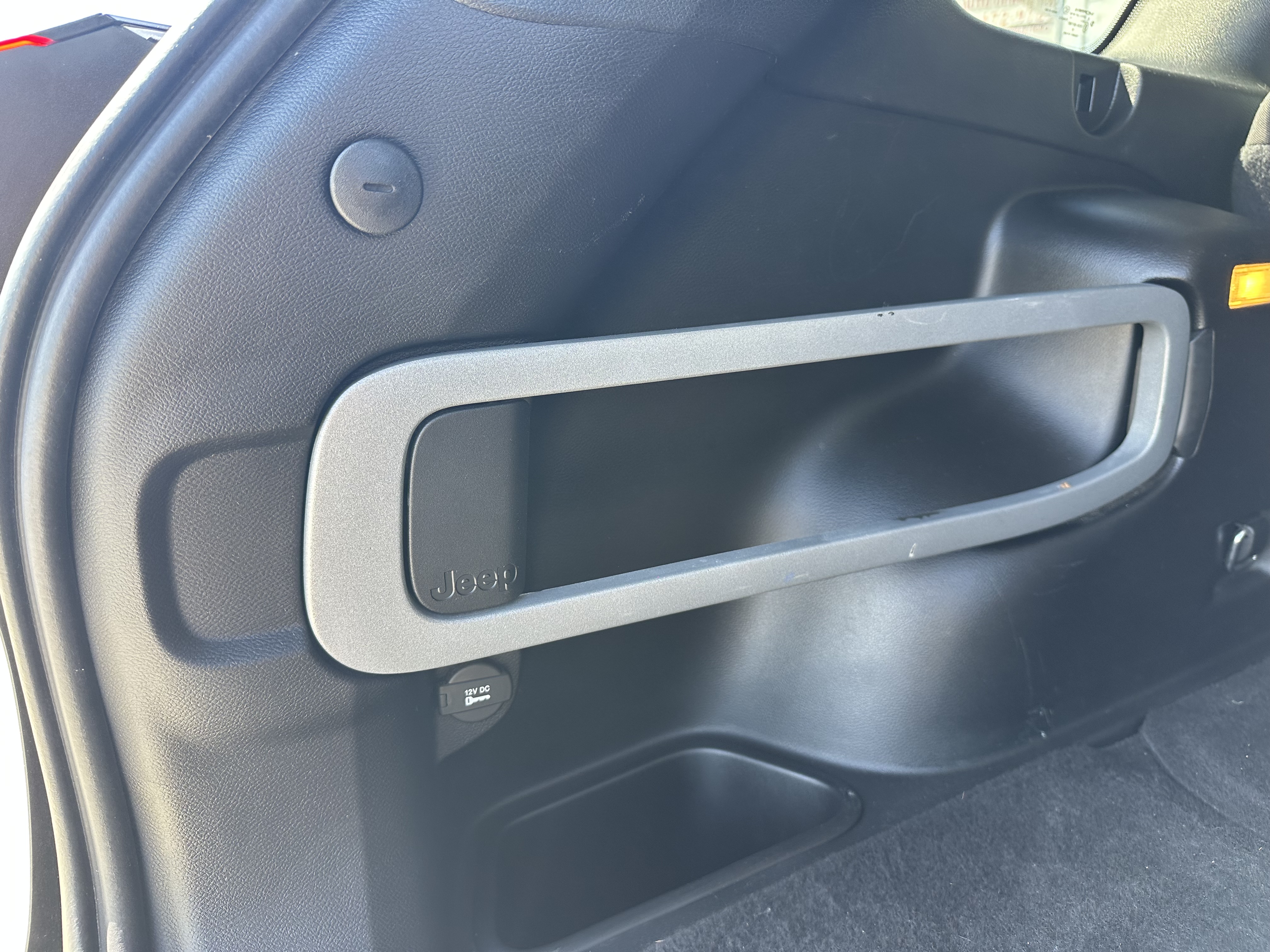 Used 2016 Jeep Cherokee Latitude FWD image 11