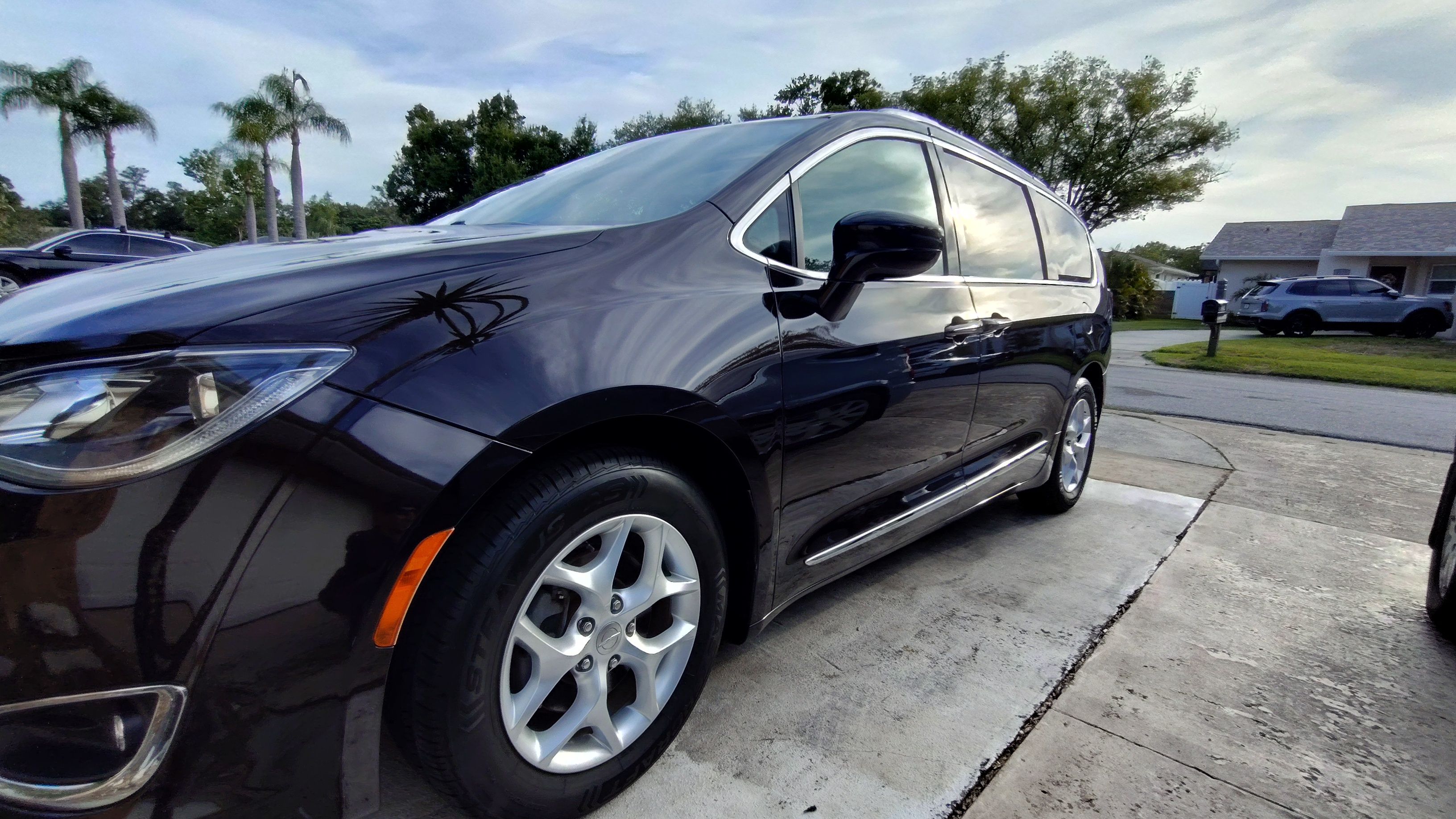Used 2017 Chrysler Pacifica Touring-L Plus w/ Tire & Wheel Group FWD image 5