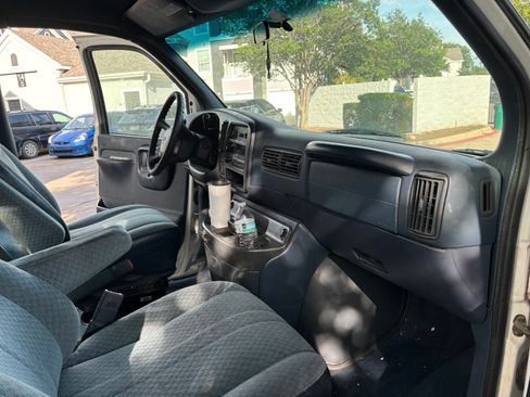 Used 2000 Chevrolet Express 2500 Passenger w/ LS Preferred Equipment Group RWD image 17