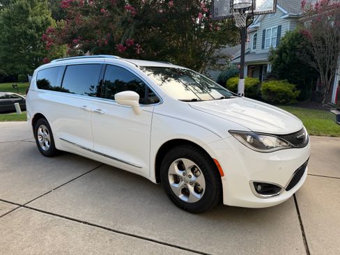 Used 2017 Chrysler Pacifica Touring-L Plus w/ Advanced Safetytec Group FWD image 1