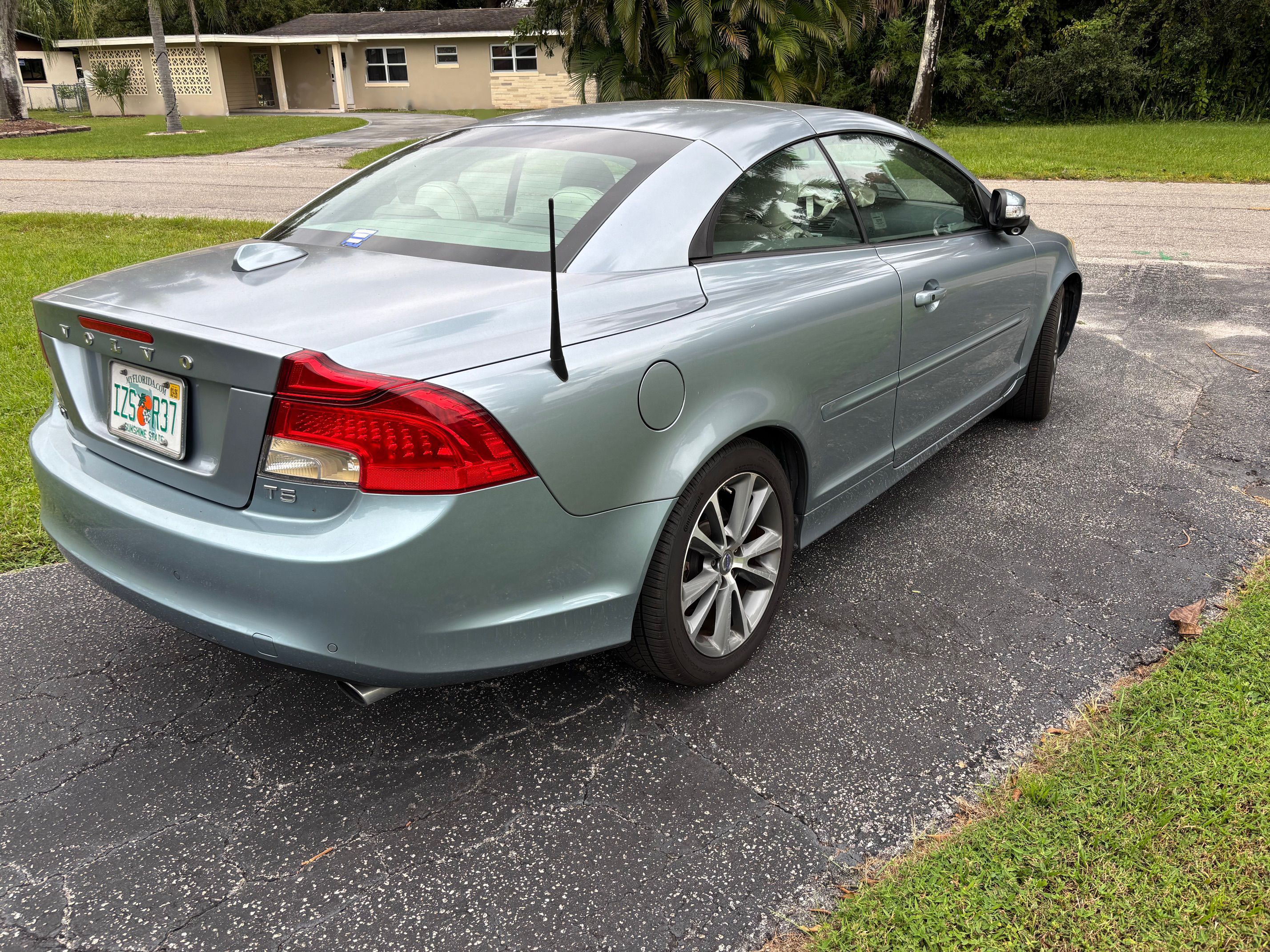Used 2011 Volvo C70 T5 w/ Convenience Pkg FWD image 2