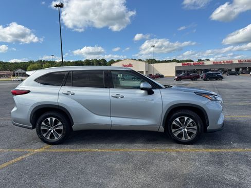 Used 2020 Toyota Highlander XLE FWD image 2