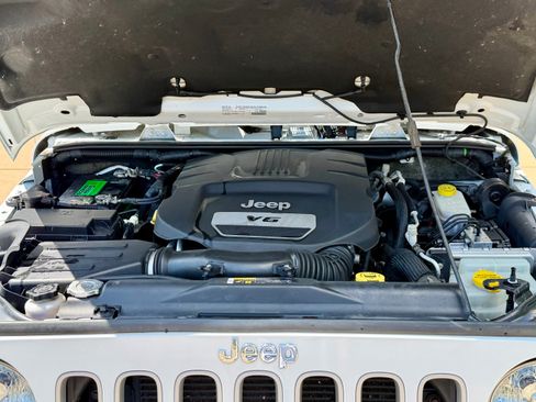 Used 2017 Jeep Wrangler Unlimited Sahara w/ Connectivity Group AWD/4WD image 15