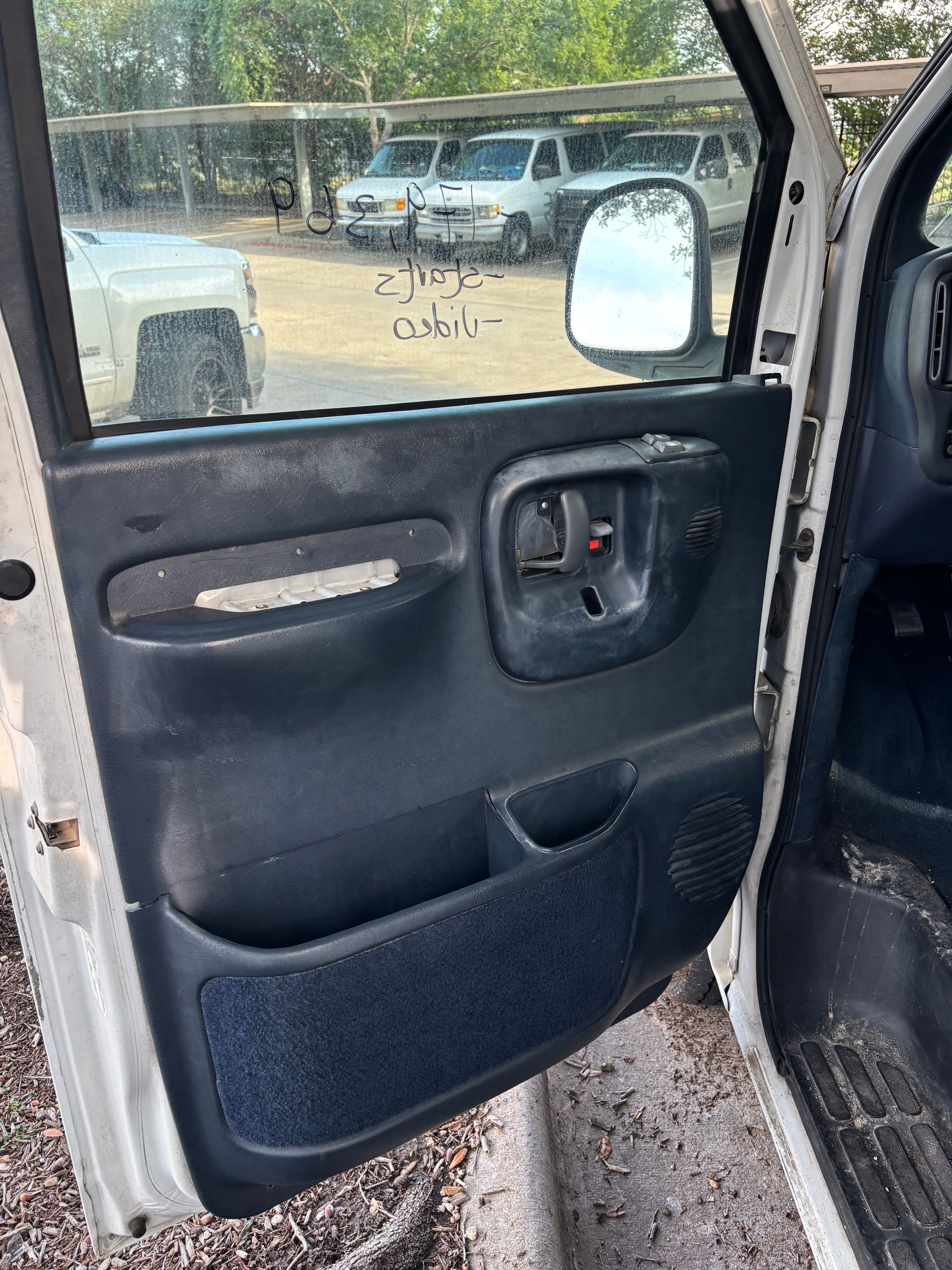 Used 2000 Chevrolet Express 2500 Passenger w/ LS Preferred Equipment Group RWD image 15