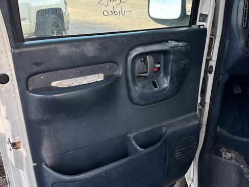 Used 2000 Chevrolet Express 2500 Passenger w/ LS Preferred Equipment Group RWD image 15
