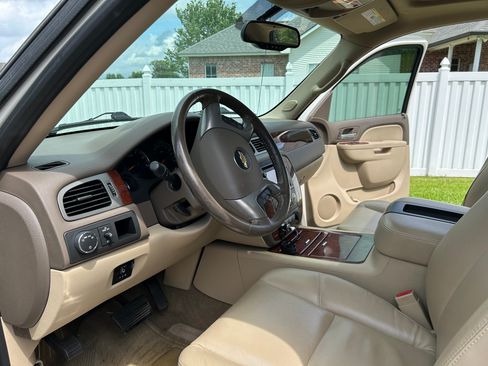 Used 2013 Chevrolet Avalanche LTZ image 20