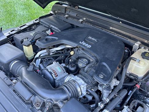 Used 2018 Jeep Wrangler Unlimited Sport S AWD/4WD image 27