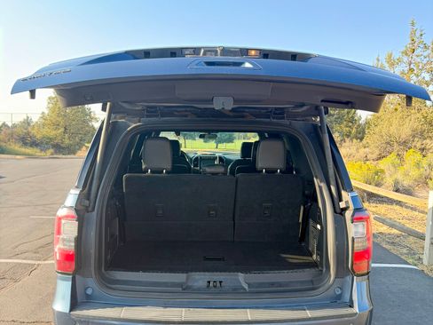 Used 2018 Ford Expedition Limited w/ Equipment Group 302A AWD/4WD image 9