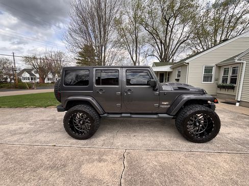 Used 2014 Jeep Wrangler Unlimited Sahara w/ Connectivity Group AWD/4WD image 1