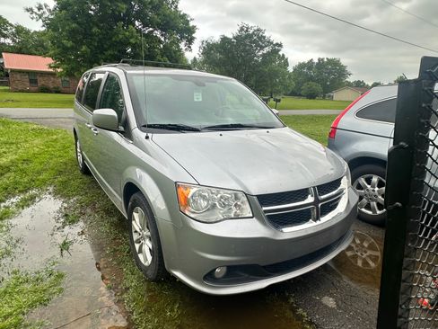 Used 2020 Dodge Grand Caravan SXT FWD image 6