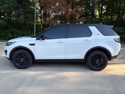 Used 2018 Land Rover Discovery Sport SE AWD/4WD image 2