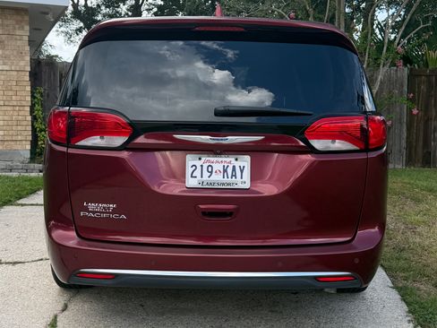 Used 2019 Chrysler Pacifica Touring Plus w/ Advanced Safetytec Group FWD image 36