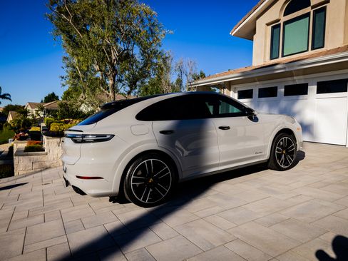 Used 2022 Porsche Cayenne Turbo image 5