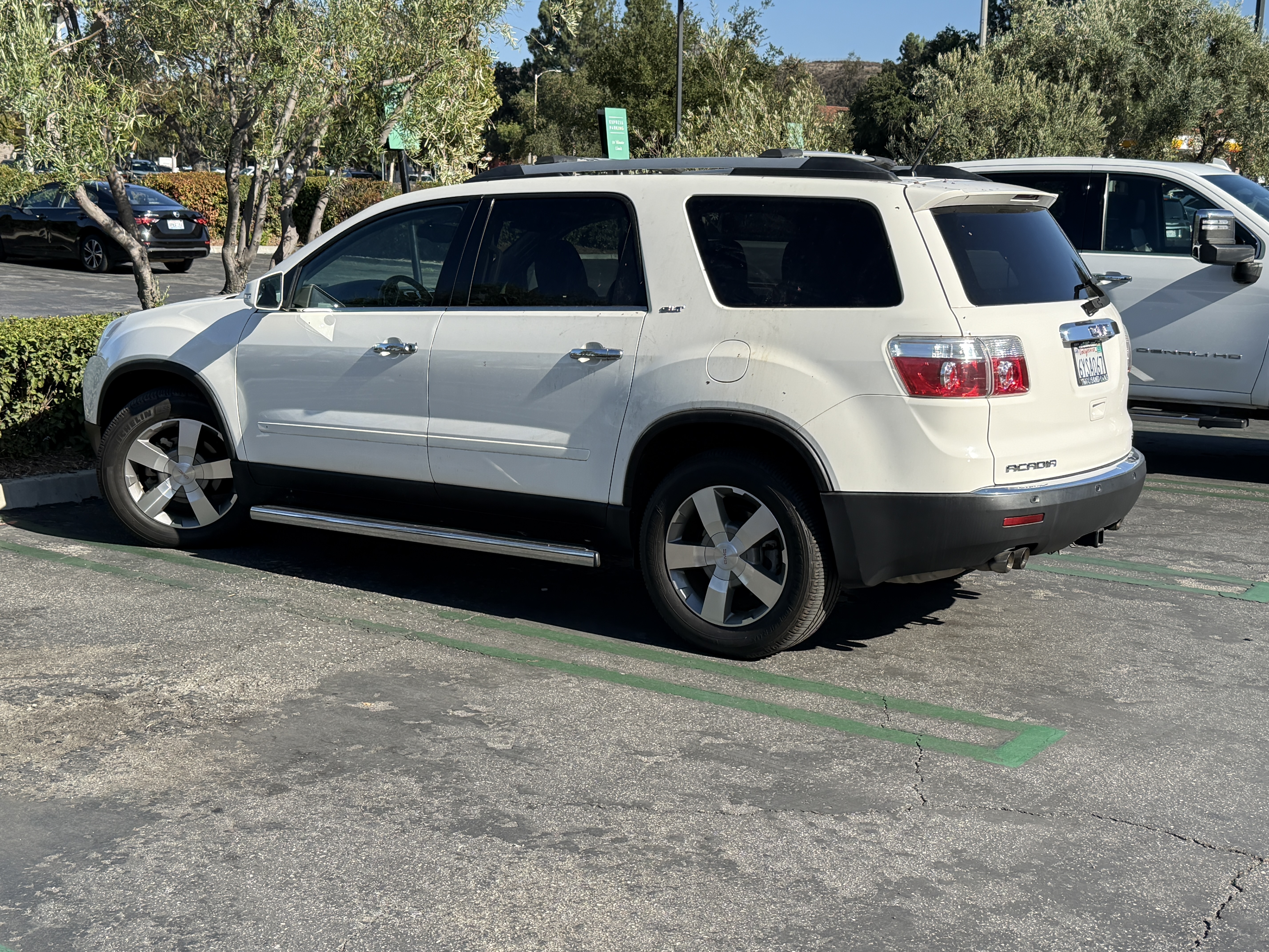 Used 2012 GMC Acadia SLT AWD/4WD image 1