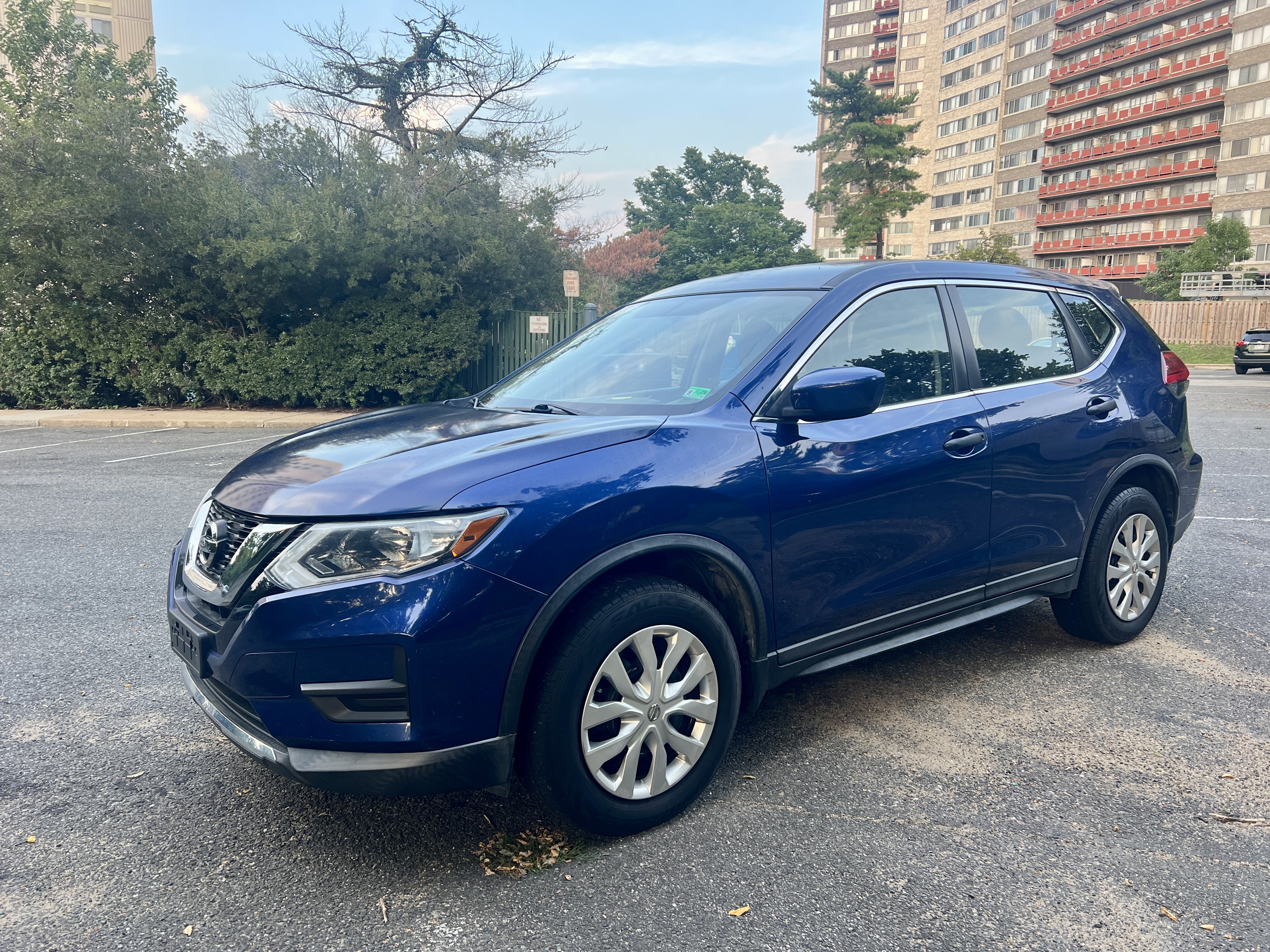 Used 2017 Nissan Rogue S AWD/4WD image 1