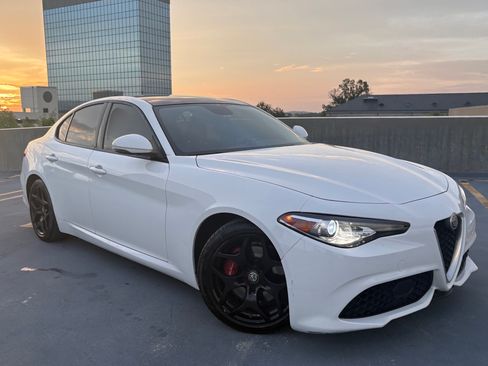 Used 2019 Alfa Romeo Giulia w/ Quick Order Package 22K Sport RWD image 10