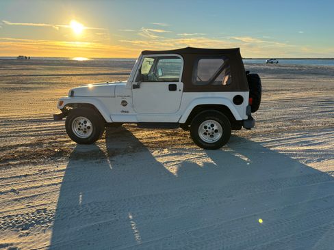 Used 1999 Jeep Wrangler Sahara image 2
