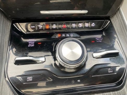 Used 2023 Jeep Wagoneer Series III w/ Premium Group I image 13