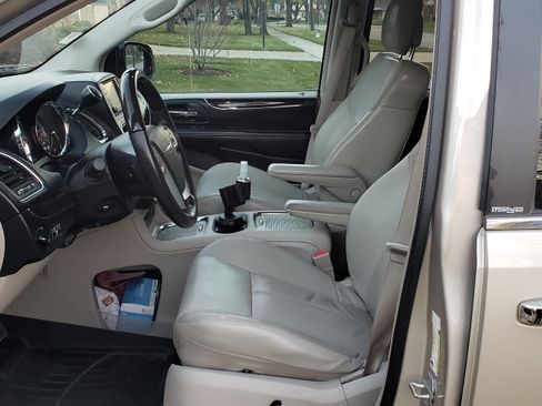 Used 2012 Chrysler Town & Country Limited w/ Luxury Group image 11