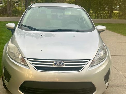 Used 2013 Ford Fiesta SE FWD image 2