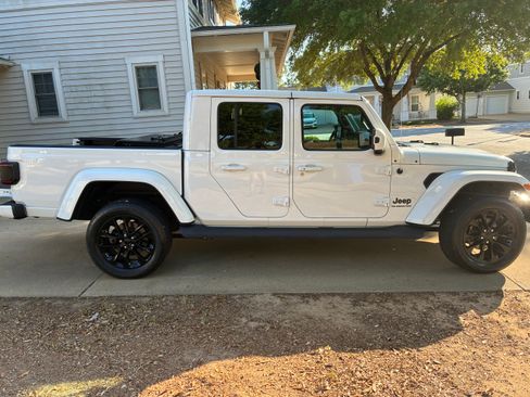Used 2021 Jeep Gladiator Overland image 10