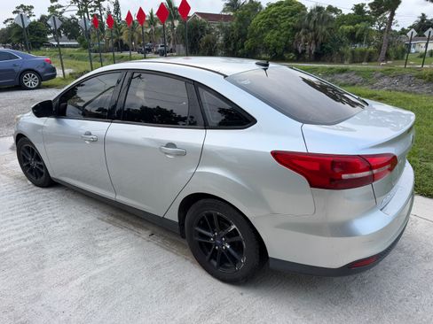 Used 2015 Ford Focus SE FWD image 2