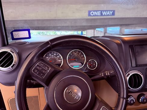 Used 2015 Jeep Wrangler Unlimited Sahara w/ Connectivity Group AWD/4WD image 15