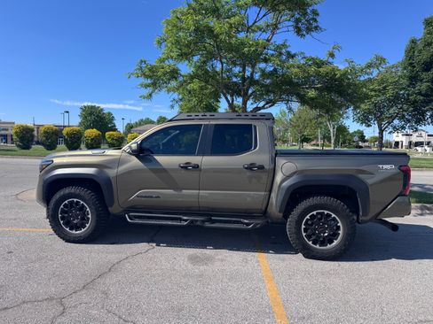 Used 2025 Toyota Tacoma TRD Off-Road AWD/4WD image 1